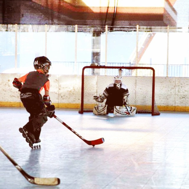 Kids playing hockey - Image Credit: https://www.flickr.com/photos/angryjuliemonday/15906389367